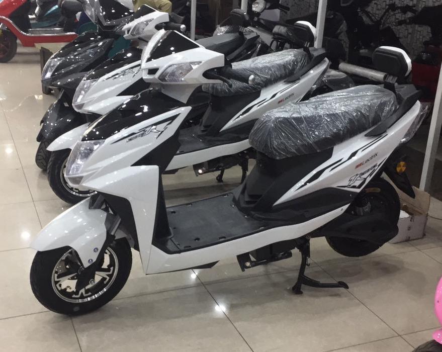 Electric Scooty JMS 650 Levish in white color - eMela